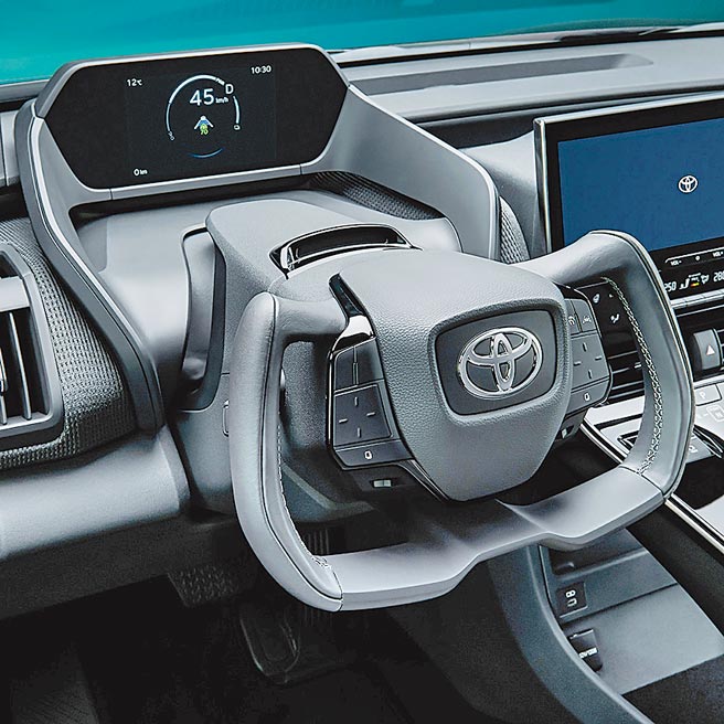 TOYOTA bZ4X方向盘有别于传统的圆形。（TOYOTA提供）