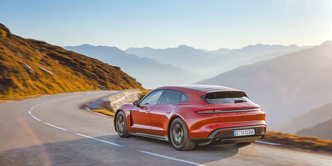 PORSCHE Taycan GTS Sport Turismo外观增添许多黑色及深色细节设计，皆为GTS的传统。（PORSCHE提供）