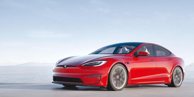 TESLA Model S Plaid续航里程可达637km，0-100km/h加速仅2.1秒。（摘自TESLA官网）