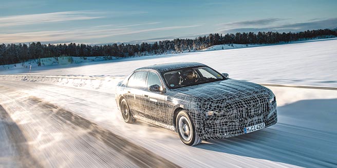 BMW i7的测试车在临近北极圈的测试场地进行动态测试。（BMW提供）