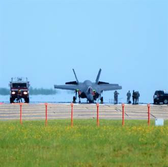 韓國空軍F-35A戰機起落架故障 以機腹擦地迫降