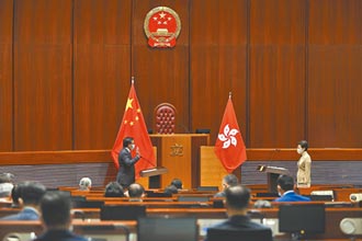 特首監誓 高懸國徽 演奏國歌 香港立法會議員宣誓 彰顯一國象徵