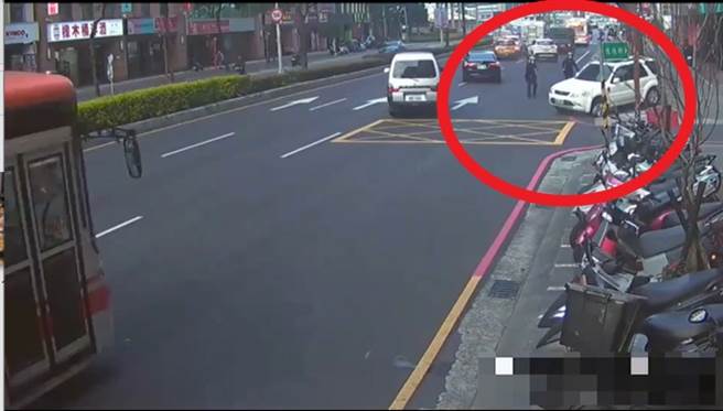 街頭連開6槍警匪片直擊 嫌犯踩油門「甩尾」險撞公車（翻攝畫面）
