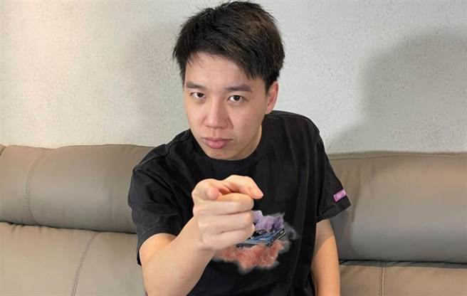 Toyz自由了！结束月余勒戒离开戒治所，检警追上游。((图/翻摄自Toyz脸书)