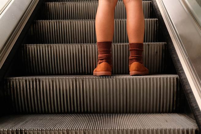 搭乘电扶梯以来，发现两侧一直有一排刷毛，主要是防止乘客太靠近侧边的缝隙，也能透过刷毛减少静电产生。（图／示意图，达志影像）