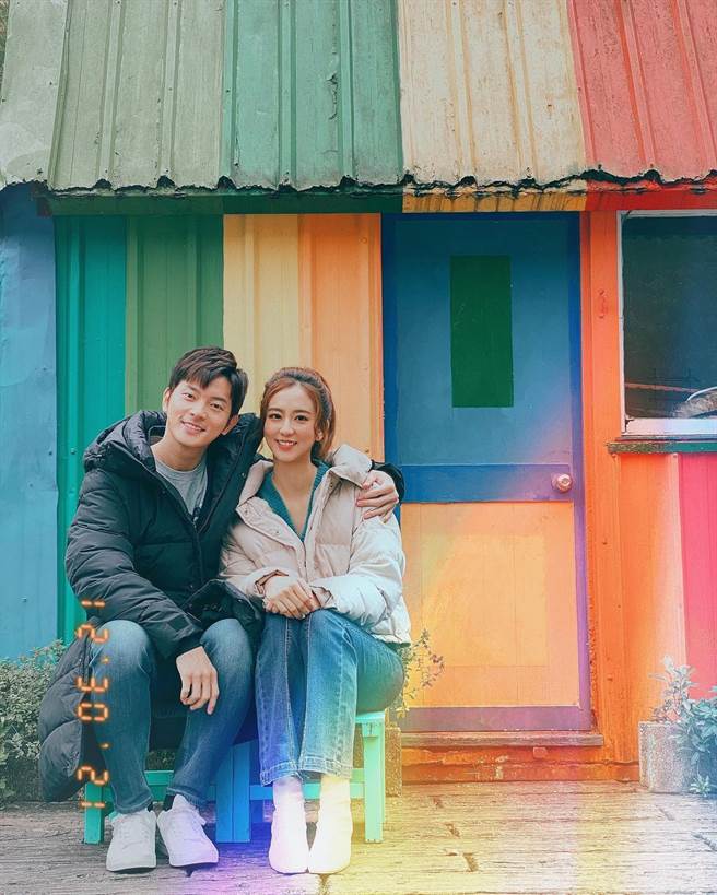 宥勝昨日晚間發生地震後在臉書上曬出緊摟周曉涵的手機桌布照。（圖／IG@ilove7388）