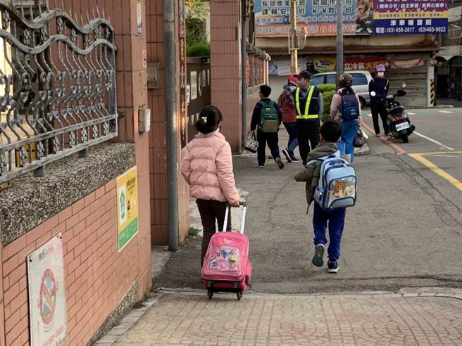 桃机清洁承包商确诊桃园2校停课，国小20名学童仍到校校方派专人安置。(吕筱蝉摄)