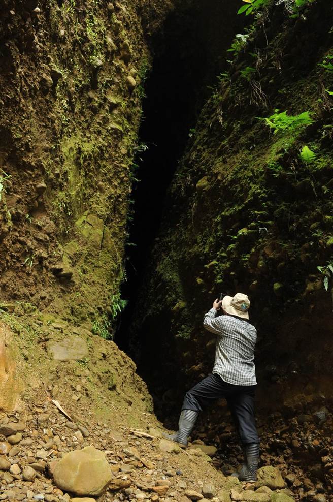 埔里镇成功里与南村里之间的卧龙洞（神秘洞）出入口相当狭长，坊间有许多传闻，披上神秘的色彩。（中时资料照 廖肇祥摄）
