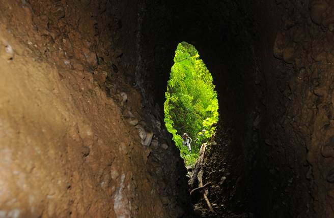埔里卧龙洞从洞内往洞口外拍摄，轮廓酷似台湾本岛，成因眾说纷纭。（中时资料照 廖肇祥摄）
