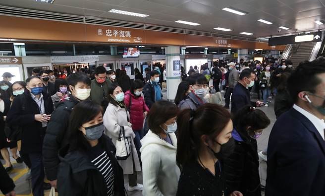 昨（3日）发生规模6.0的有感地震，导致台北捷运短暂停驶，各捷运站正值下班高峰，出现民眾等车的人龙。（图／刘宗龙摄）