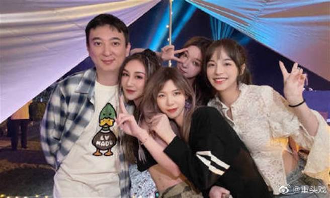 王思聪拍生日派对，被网友亏这次身边的美女没有去年好看。(图/翻摄自微博)