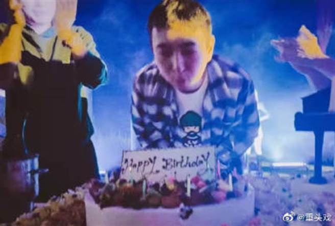 王思聪吹熄巨大蛋糕的蜡烛。(图/翻摄自微博)
