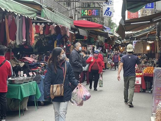 确诊者曾摆摊，桃园忠贞市场下午2点大清消宣布停业2天。(吕筱蝉摄)