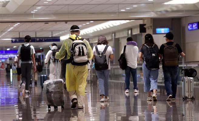 桃园机场一名员工昨晚确诊，今再传出另2人染疫。（资料照）