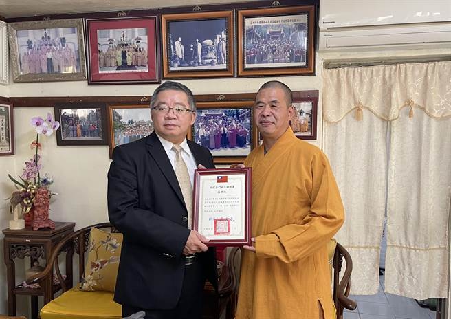 金门地检署戴文亮检察长感谢海印寺义举善行，特于去年12月赴海印寺致赠感谢状。（金门地检署提供）