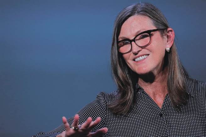 女股神伍德2021年績效翻船，知名半導體分析師陸行之說，沒有天天過年的，提醒注意3大風險。(圖/路透)