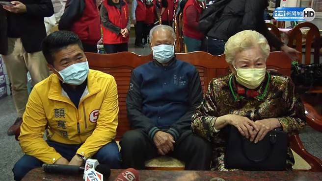 國民黨立委候選人顏寬恒掃街巧遇台北市市長柯文哲父母。（圖／本報系影音截圖）