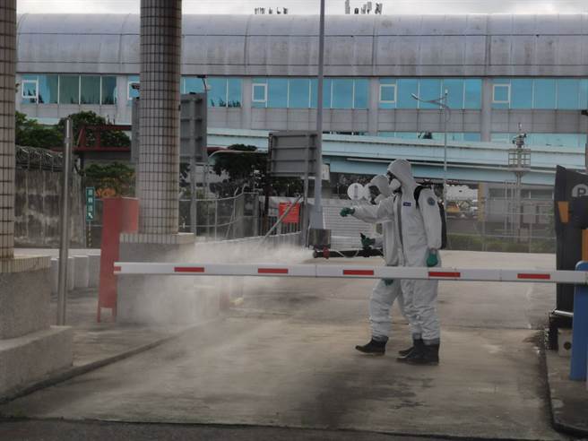 负责清洁桃园机场的承包商一名清洁人员传出确诊，桃机公司在接获通报后，4日上午由国防部陆军33化学兵群支援在确诊人员工作场域大清消。（陈麒全摄）