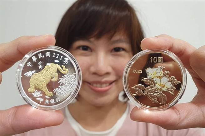 送旺牛迎金虎，中央银行宣布发行「壬寅虎年生肖纪念套币」，1月4日上午10时网路预购率先开卖。图／吕清郎