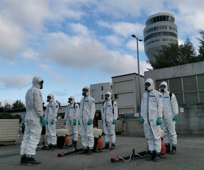 （國防部陸軍33化學兵群動員至桃園機場P3停車場進行消毒。圖／桃機公司提供）
