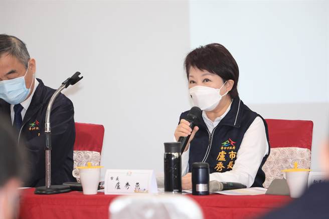 台中市長盧秀燕向中央喊話盼縮短防疫旅館工作人員第三劑接種時間。（馮惠宜攝）