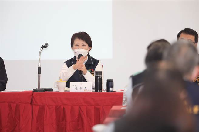 台中市長盧秀燕向中央喊話盼縮短防疫旅館工作人員第三劑接種時間。（馮惠宜攝）