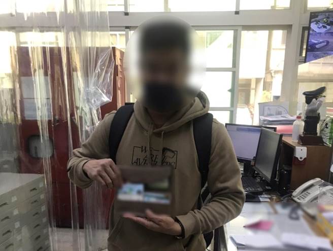 28岁的菲律宾籍艾姓男子到台中火车站跨年活动，却将皮夹掉落计程车上，员警耗费3个小时，终于寻回艾男的皮夹，让他又惊又喜。（台中市第三分局提供／冯惠宜台中传真）