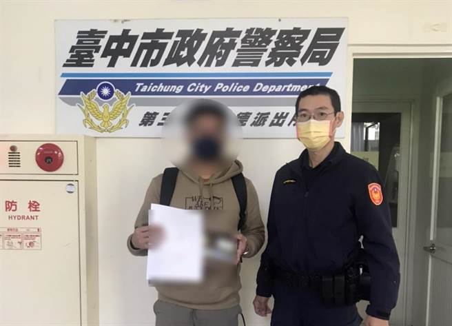 艾男找回皮夹，开心地与员警合照留念。（台中市第三分局提供／冯惠宜台中传真）