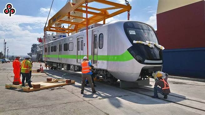 台鐵新車EMU900爆出有684件故障，民眾黨立委邱臣遠呼籲台鐵進行全面總體檢。（台鐵提供）