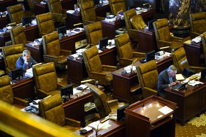 美国国会COVID-19病例空前飙升，国会检测站7天平均阳性率从去年11月底1%飙升至13%。(图／美联社)