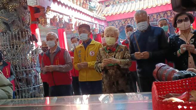 顏寬恒與柯媽媽等人一起進玉皇殿參香。（陳淑娥攝）