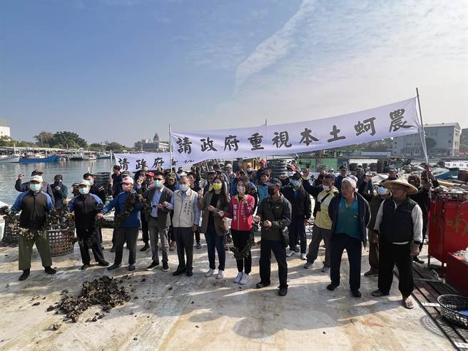 数十位台南沿海蚵农抗议越南进口蚵年年增加，甚至混充台湾蚵抢夺市场，不仅严重衝击国产蚵的销售，还存在食安问题。（洪荣志摄）