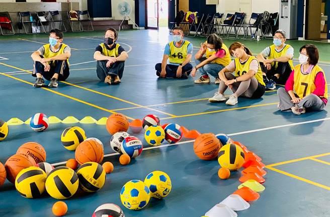 教学模组研习进行球类阵地攻守活动。（陈慰慈摄）