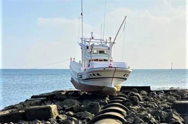 澎湖渔船「龙明利168号」搁浅被寻获，船长疑似落海失踪。（民眾提供／陈可文传真）