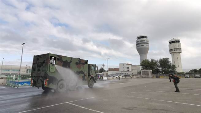 桃园机场女清洁员染疫，感染源尚不明，今又传出华航2机师确诊。图为机场大消毒的画面。（陈麒全摄）