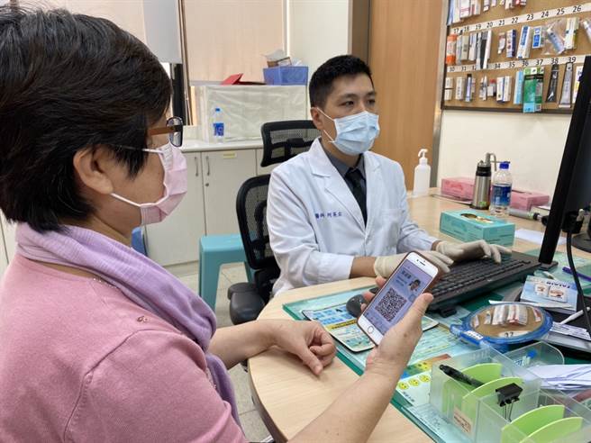 民眾使用手机下载全民健保行动快易通APP，于成大医院皮肤部就诊时，出示虚拟健保卡QR Code。(图/成大医院提供)