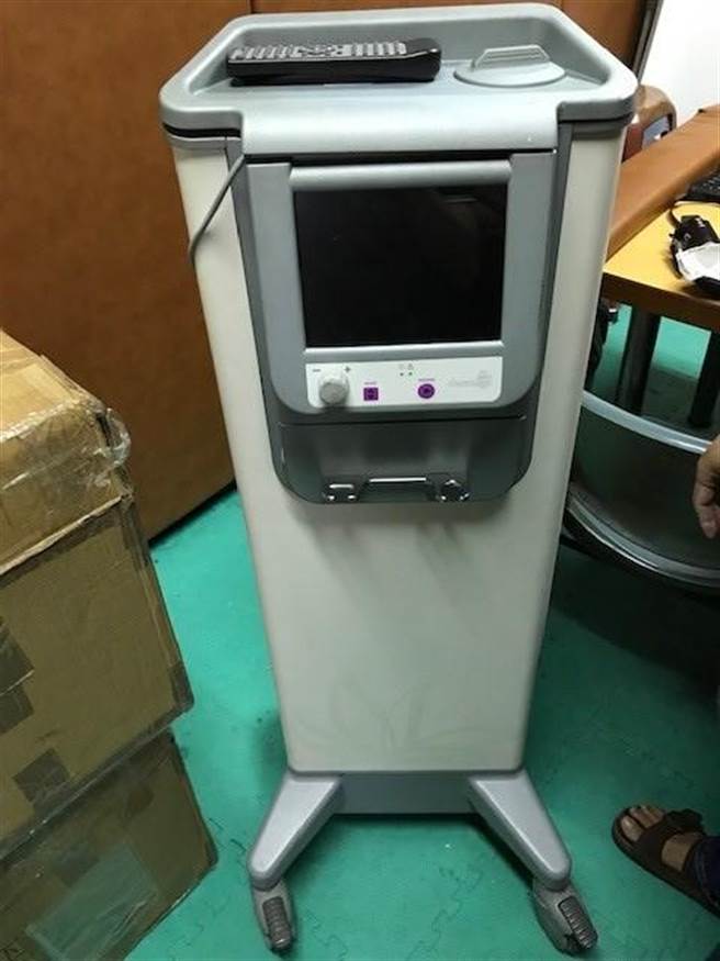 警方查获赃证物包括变造美版凤凰电波拉提仪器、音波拉提探头、玻尿酸。（民眾提供／卢金足台中传真）