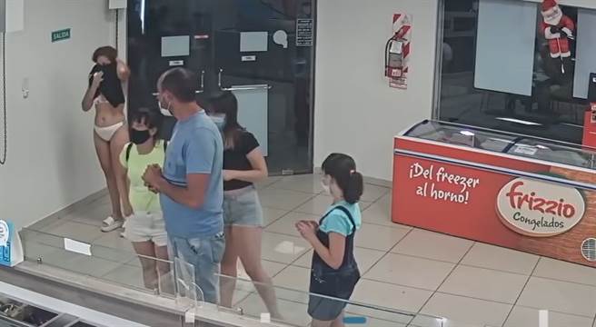 女子没戴口罩被店员拒于门外，她竟异想天开用衣服当口罩遮脸，脱到只剩内衣裤，让路人看了非常傻眼。(图翻摄自/YouTube/Diario Mendoza)