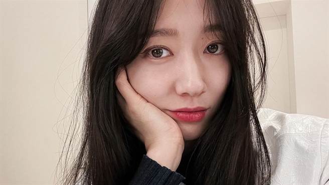 朴信惠于1月22日结婚，并在今日公开喜帖。（图／IG@ssinz7）