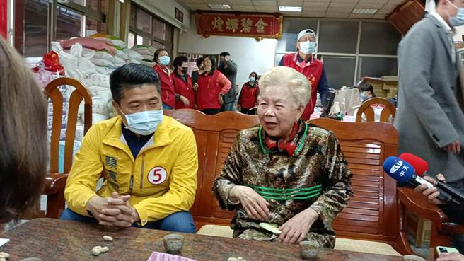 柯妈妈笑着说，儿子较憨静静站40分钟，但自己内心很不舍儿子。（陈淑娥摄）