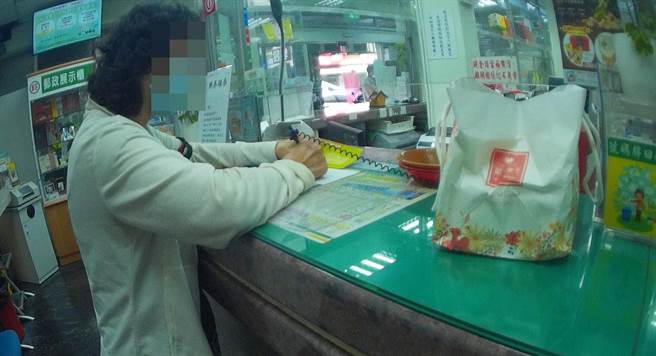 诈骗集团成员以战地将军攻陷丧偶7旬黄姓妇人的心防，警方在银行阻止黄妇匯75万，终结爱情骗局。（翻摄照片／石秀华高雄传真）