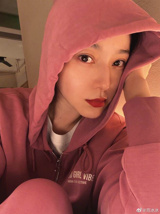 范冰冰晒无滤镜、美顏自拍，真实顏值超不科学。（图／取材自范冰冰微博）