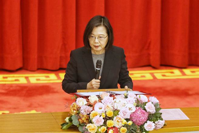 調查局第58期調查班4日舉行結業典禮，蔡英文總統（見圖）致詞時表示，近年來在國際情勢及對岸挑戰威脅之下，國安工作挑戰性愈來愈高，假訊息攻擊、認知作戰，國安團隊要統合掌握情資，確保國安及社會安定。（杜宜諳攝）