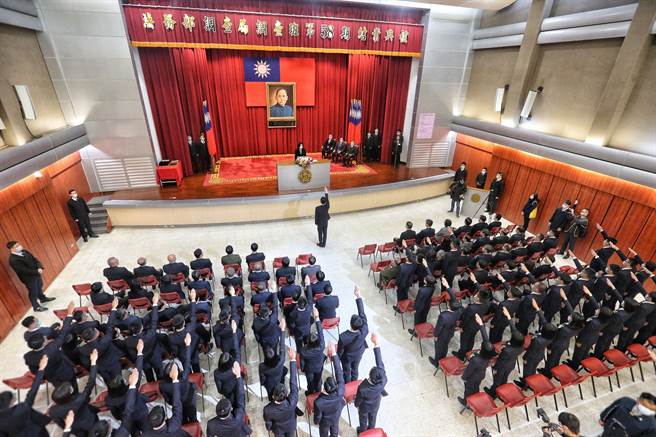 調查局第58期調查班4日舉行結業典禮，蔡英文總統（見圖）致詞時表示，近年來在國際情勢及對岸挑戰威脅之下，國安工作挑戰性愈來愈高，假訊息攻擊、認知作戰，國安團隊要統合掌握情資，確保國安及社會安定。（杜宜諳攝）