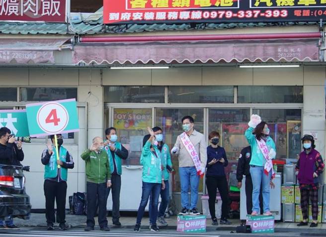 台中二选区立委补选，民进党候选人林静仪上午在前交通部长林佳龙陪同下拜票。(林欣仪摄)
