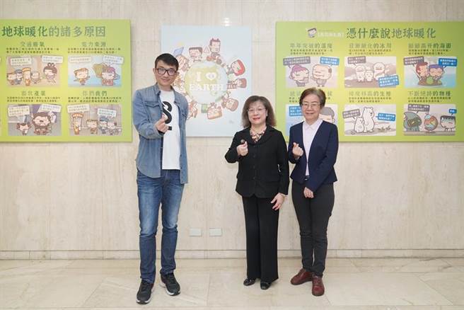 （第一銀行文教基金會舉辦「照顧環境 呵護心境」圖文特展，第一銀行總經理鄭美玲(中)、第一金控總經理陳芬蘭(右)與超人氣職場圖文作家馬克(左)共同合影。圖／第一銀行提供） 