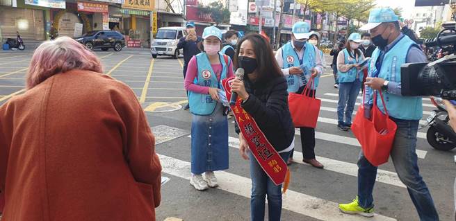 高金素梅在沙鹿市场另一头扫街，沿途用闽南语和摊商与民眾问候拜票。（陈淑娥摄）