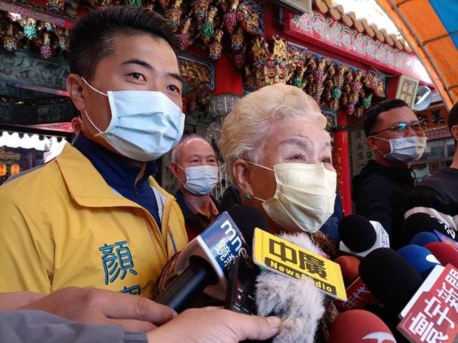 顏宽恒强调，这场选举是代表第二选区选民跟外来的、中央的、高层的一场选战。 （陈淑娥摄）