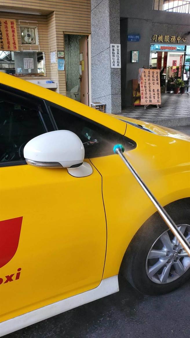 新北市交通局启动预防性公共运输防疫措施，针对计程车服务中心进行环境及车辆清消。（新北市交通局提供）