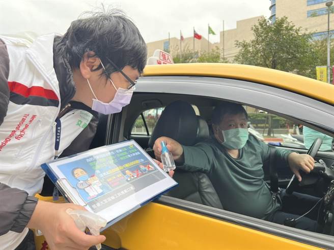 新北市交通局加强对车站、医院周边计程车招呼站防疫稽查与宣导。（新北市交通局提供）